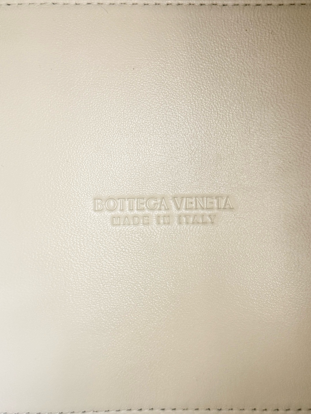 B.V. ๐ Andiamo Parachute โ Medium This distinctive bag design is inspired by the historic Parachute tote while incorporating the signature Andiamo Muse brass knot detail. - Image 9