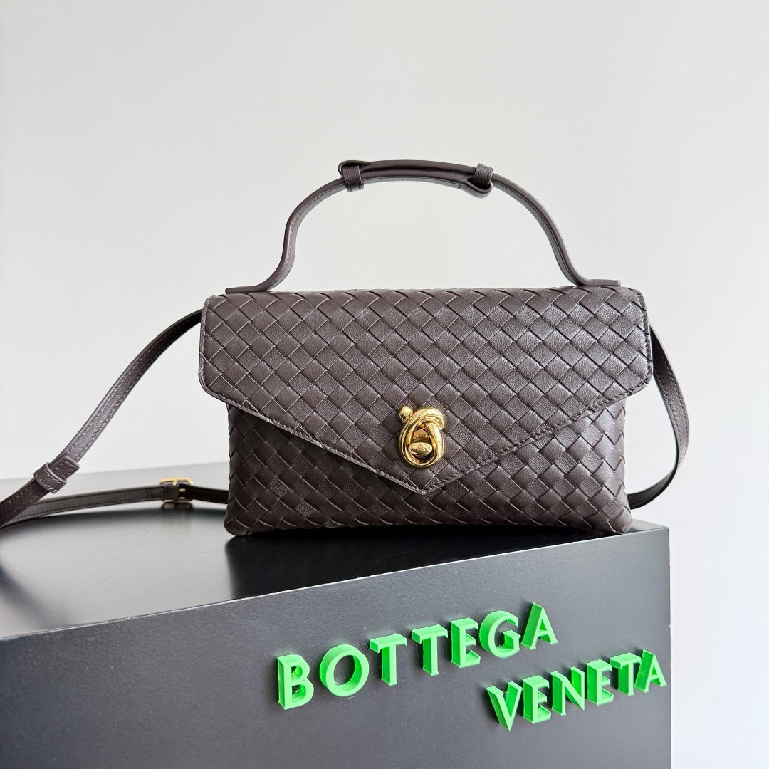 B.v 25🆕Summer new Knot Lock crossbody bag The handbag is made of the brand's most iconic Intrecciato woven sheepskin body