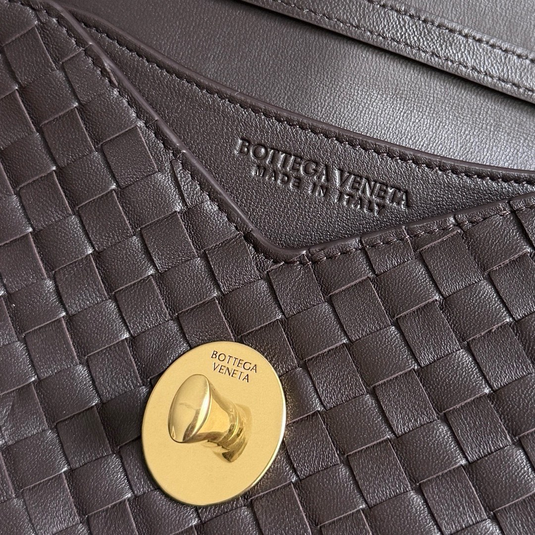 B.v 25🆕Summer new Knot Lock crossbody bag The handbag is made of the brand's most iconic Intrecciato woven sheepskin body - Image 8