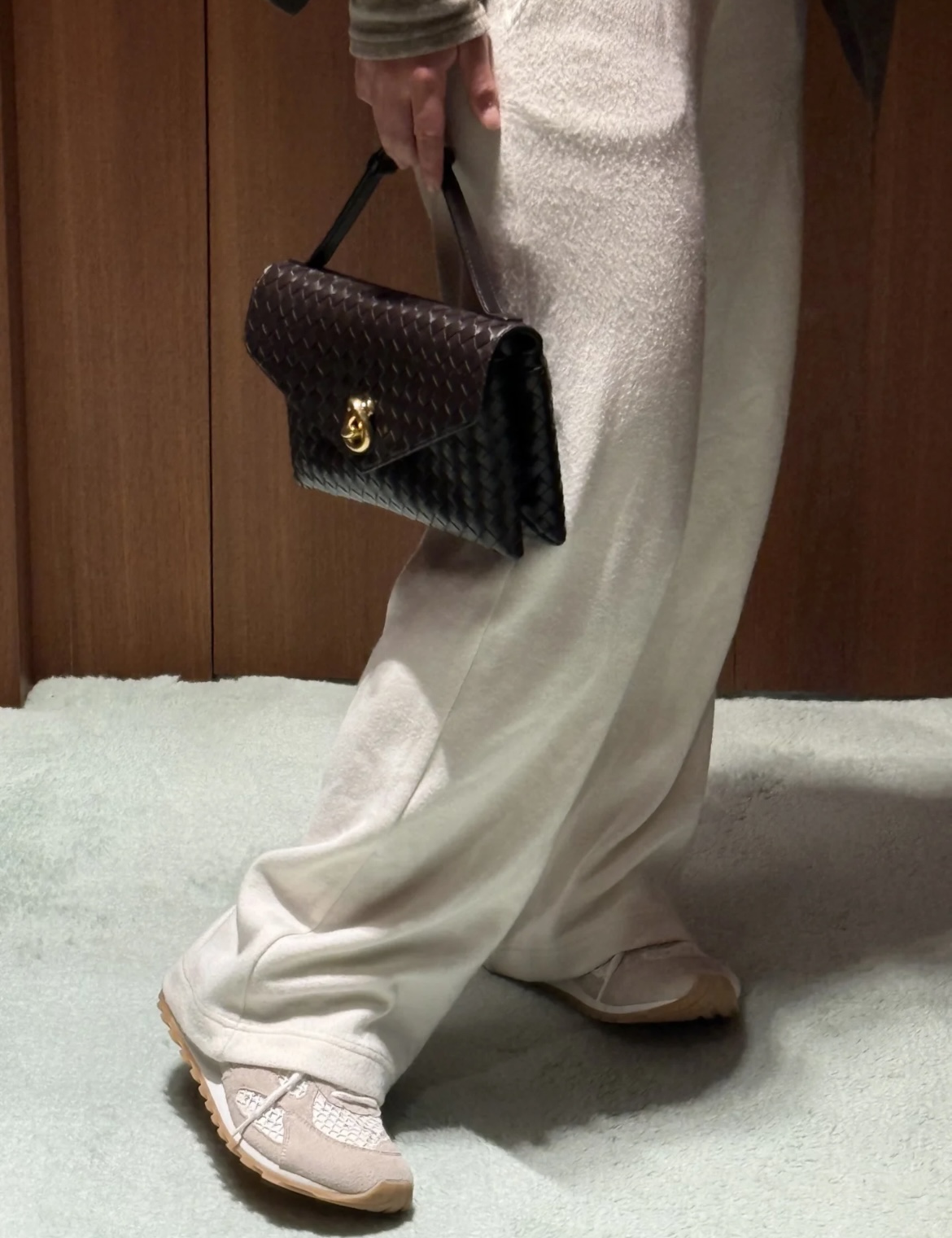B.v 25🆕Summer new Knot Lock crossbody bag The handbag is made of the brand's most iconic Intrecciato woven sheepskin body - Image 13