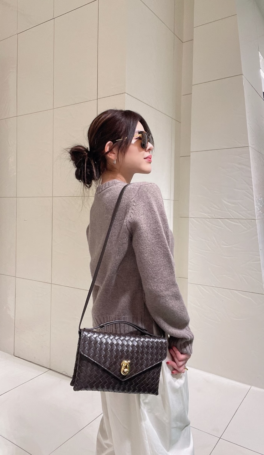 B.v 25🆕Summer new Knot Lock crossbody bag The handbag is made of the brand's most iconic Intrecciato woven sheepskin body - Image 17