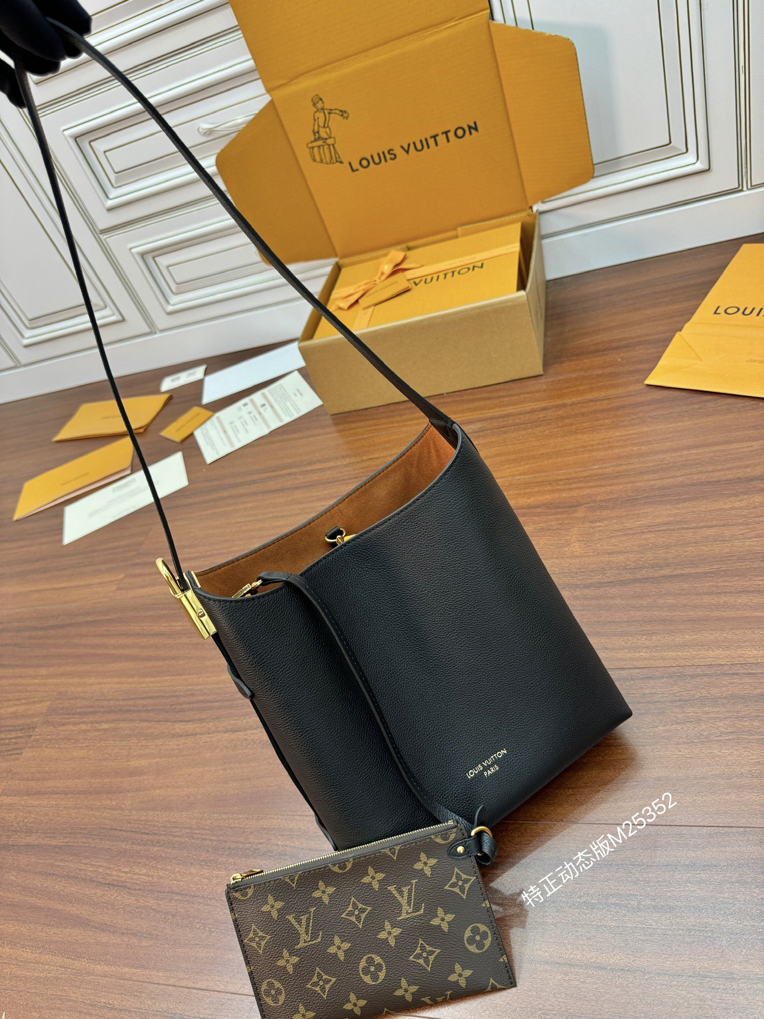 M25352 dynamic electronic chip, gift bag, protective paper, copperplate electronic label, certificate) The leather is genuine OEM Italian A-grade leather (super genuine): the so-called super genuine