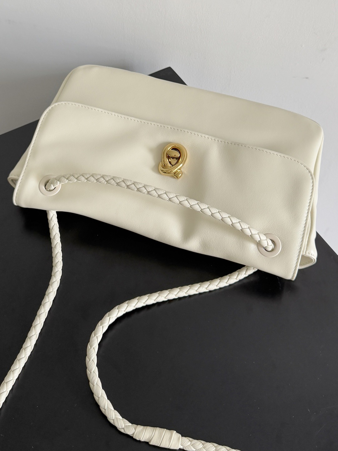 B.v🆕New Madison shoulder bag Stitching retro and modernity into the design, the classic BV element - woven shoulder straps are made with exquisite craftsmanship and the iconic golden twist lock buckle is low-key and elegant - Image 3
