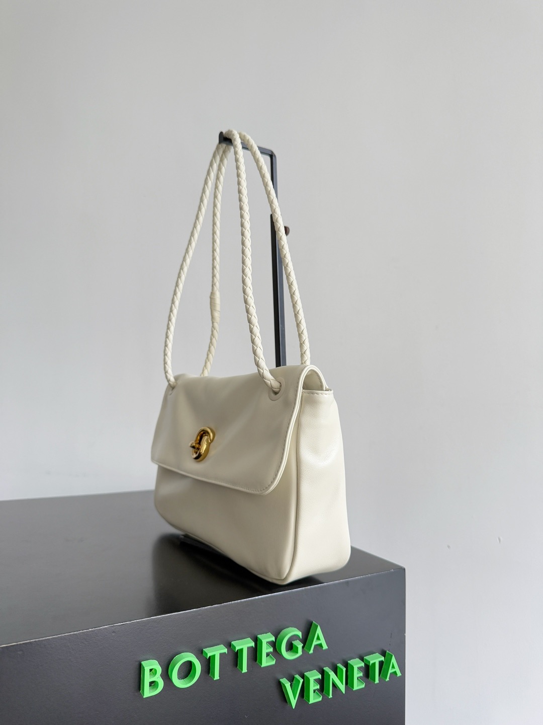 B.v🆕New Madison shoulder bag Stitching retro and modernity into the design, the classic BV element - woven shoulder straps are made with exquisite craftsmanship and the iconic golden twist lock buckle is low-key and elegant - Image 4