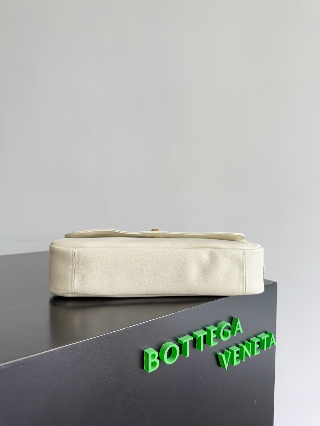 B.v🆕New Madison shoulder bag Stitching retro and modernity into the design, the classic BV element - woven shoulder straps are made with exquisite craftsmanship and the iconic golden twist lock buckle is low-key and elegant - Image 5