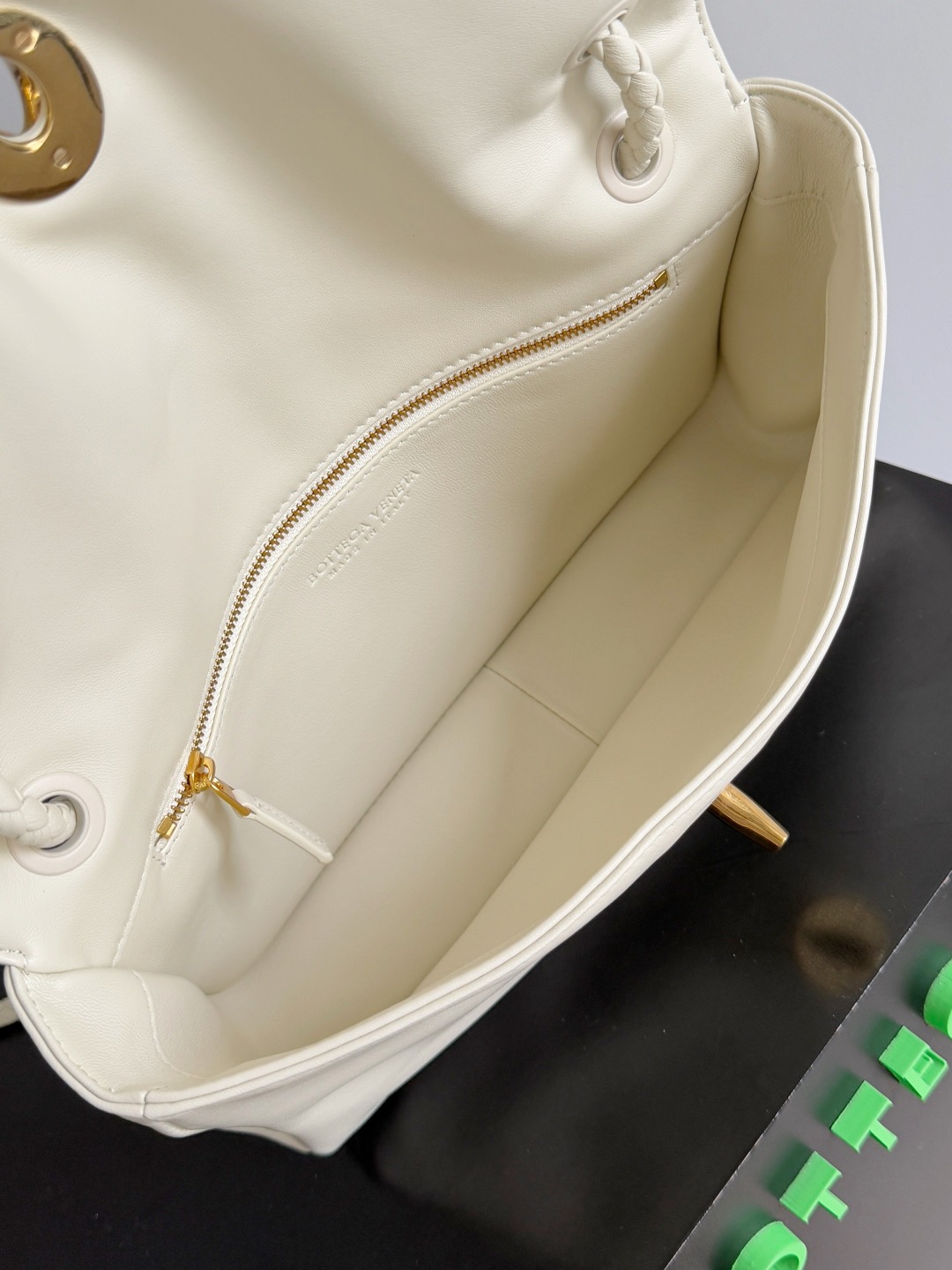B.v🆕New Madison shoulder bag Stitching retro and modernity into the design, the classic BV element - woven shoulder straps are made with exquisite craftsmanship and the iconic golden twist lock buckle is low-key and elegant - Image 6