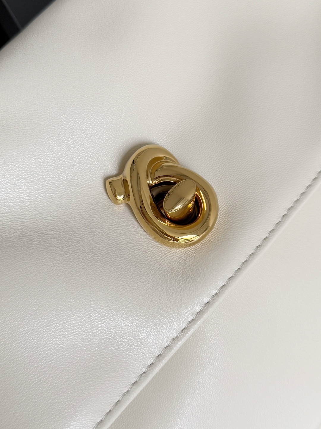 B.v🆕New Madison shoulder bag Stitching retro and modernity into the design, the classic BV element - woven shoulder straps are made with exquisite craftsmanship and the iconic golden twist lock buckle is low-key and elegant - Image 7