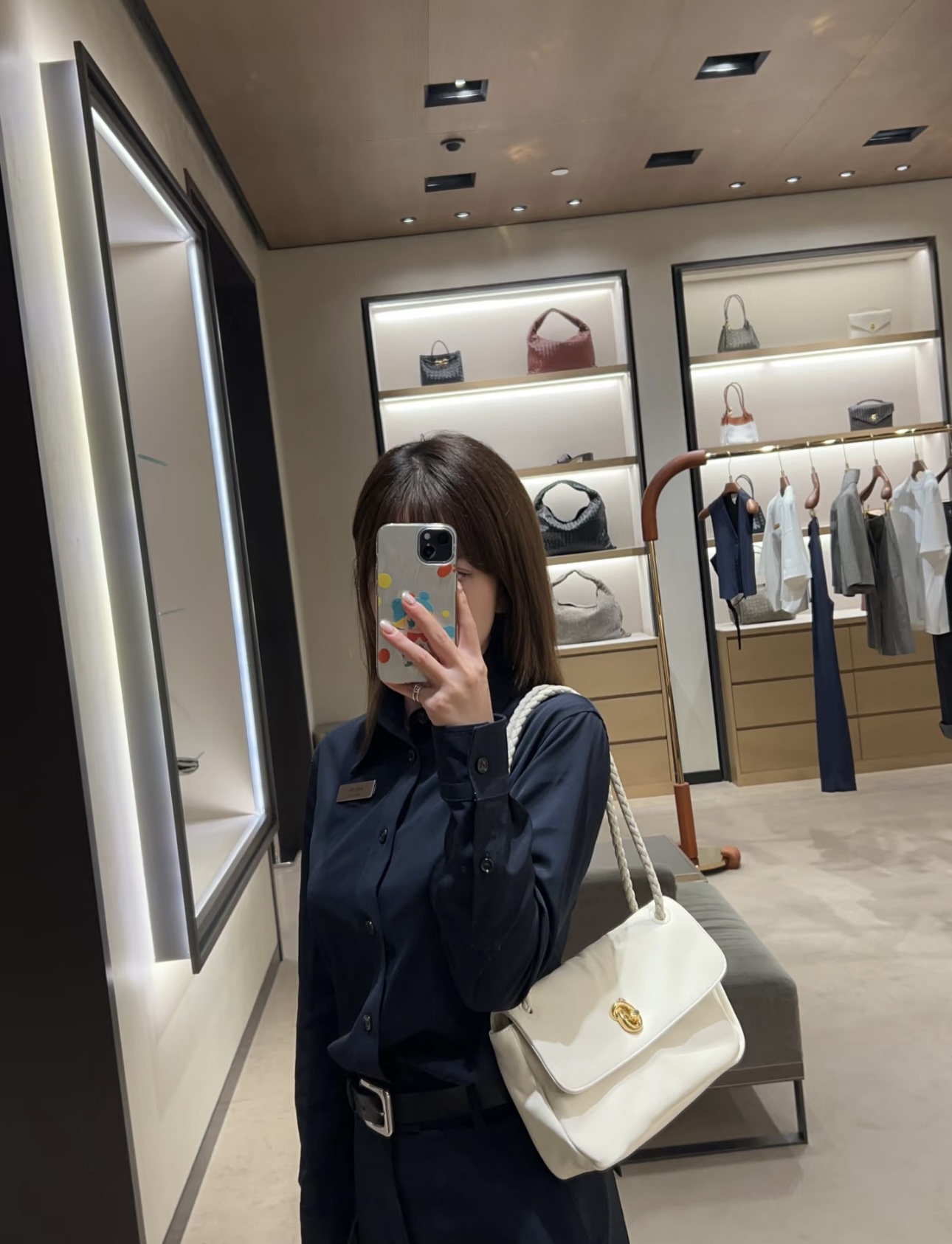 B.v🆕New Madison shoulder bag Stitching retro and modernity into the design, the classic BV element - woven shoulder straps are made with exquisite craftsmanship and the iconic golden twist lock buckle is low-key and elegant - Image 10
