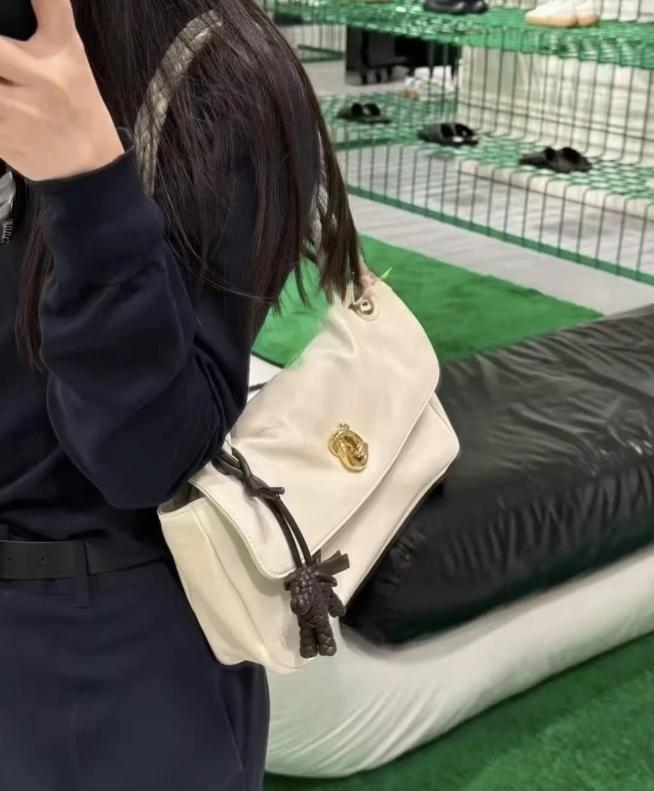 B.v🆕New Madison shoulder bag Stitching retro and modernity into the design, the classic BV element - woven shoulder straps are made with exquisite craftsmanship and the iconic golden twist lock buckle is low-key and elegant - Image 13