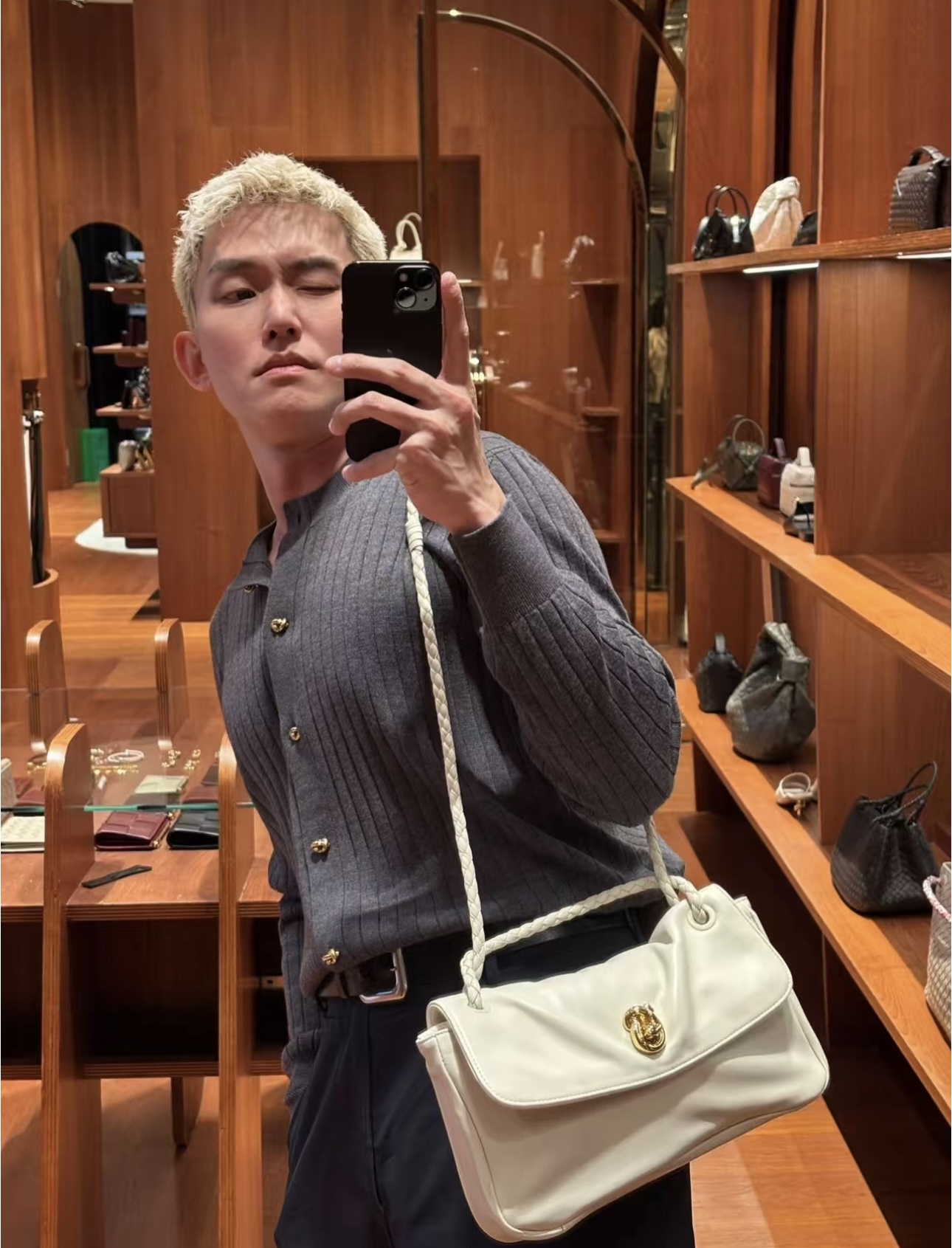 B.v🆕New Madison shoulder bag Stitching retro and modernity into the design, the classic BV element - woven shoulder straps are made with exquisite craftsmanship and the iconic golden twist lock buckle is low-key and elegant - Image 16