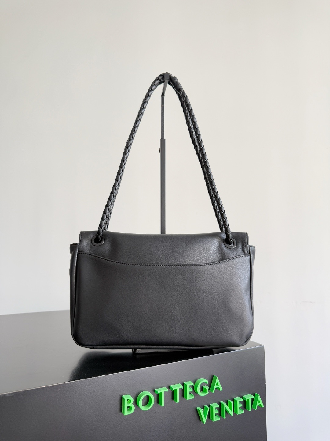 B.v🆕New Madison shoulder bag Stitching retro and modernity into the design, the classic BV element - woven shoulder straps are made with exquisite craftsmanship and the iconic golden twist lock buckle is low-key and elegant - Image 2