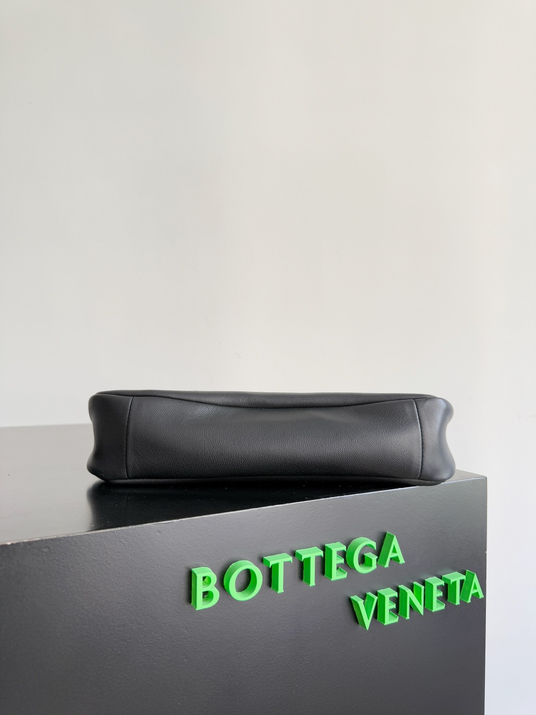 B.v🆕New Madison shoulder bag Stitching retro and modernity into the design, the classic BV element - woven shoulder straps are made with exquisite craftsmanship and the iconic golden twist lock buckle is low-key and elegant - Image 5