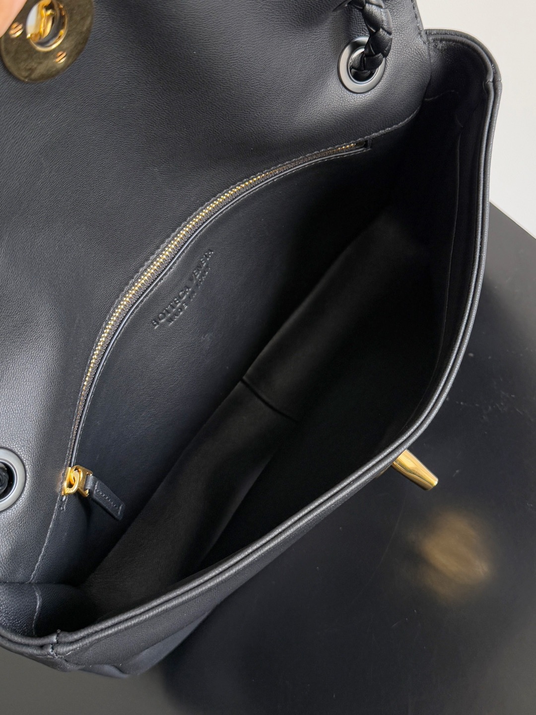 B.v🆕New Madison shoulder bag Stitching retro and modernity into the design, the classic BV element - woven shoulder straps are made with exquisite craftsmanship and the iconic golden twist lock buckle is low-key and elegant - Image 6