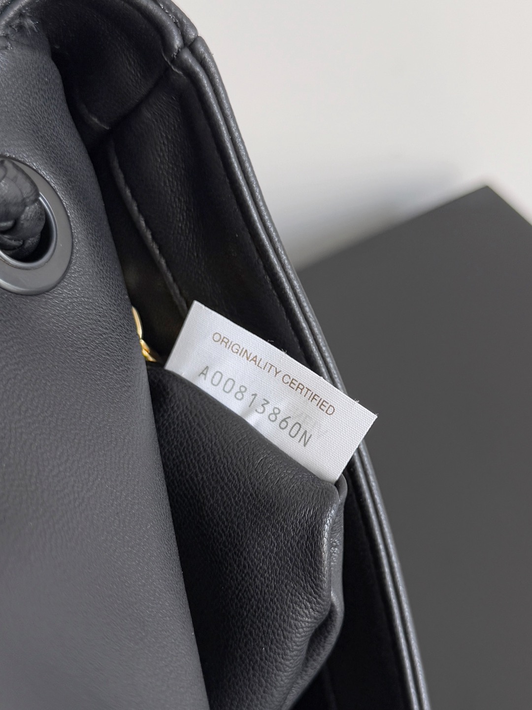 B.v🆕New Madison shoulder bag Stitching retro and modernity into the design, the classic BV element - woven shoulder straps are made with exquisite craftsmanship and the iconic golden twist lock buckle is low-key and elegant - Image 8