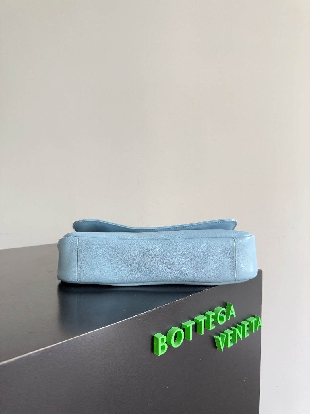 B.v🆕New Madison shoulder bag Stitching retro and modernity into the design, the classic BV element - woven shoulder straps are made with exquisite craftsmanship and the iconic golden twist lock buckle is low-key and elegant - Image 5