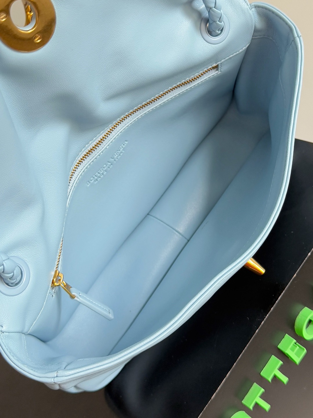 B.v🆕New Madison shoulder bag Stitching retro and modernity into the design, the classic BV element - woven shoulder straps are made with exquisite craftsmanship and the iconic golden twist lock buckle is low-key and elegant - Image 6