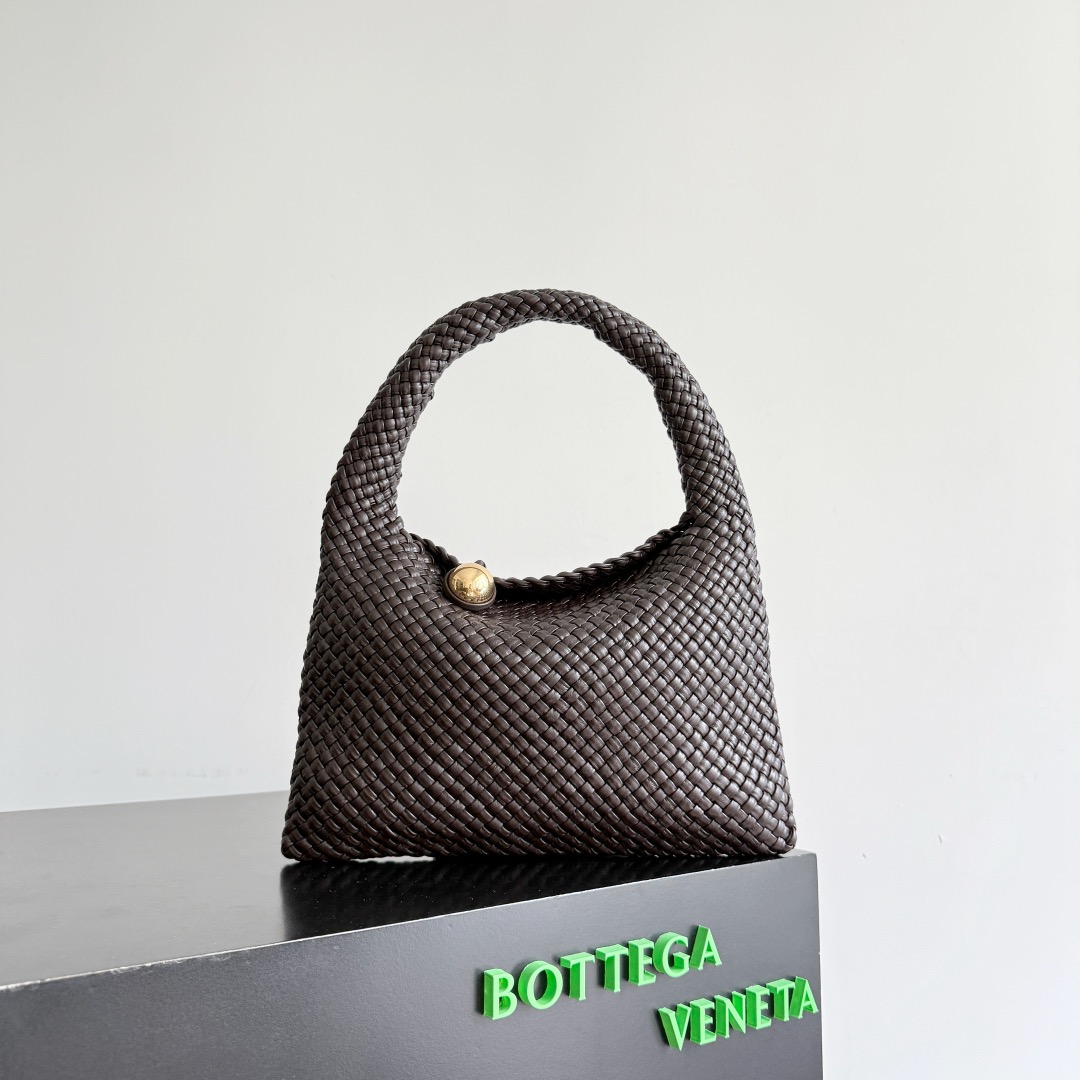B.v Tosca Baci handbag The prestigious Tosca family has a new member! This time, the Tosca Baci handbag is made of hobo bag shape, with a single-handle design on the handle