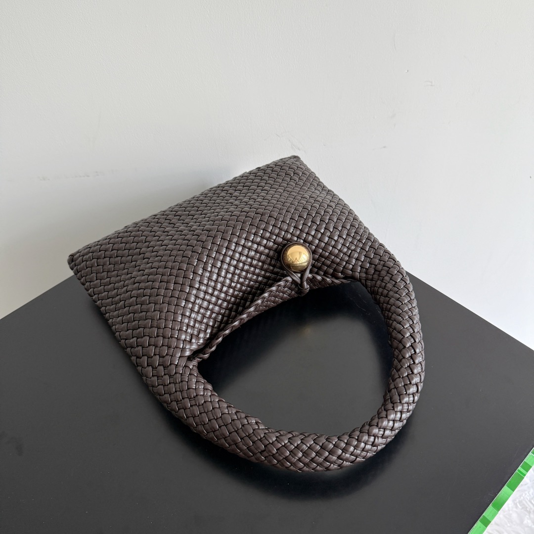 B.v Tosca Baci handbag The prestigious Tosca family has a new member! This time, the Tosca Baci handbag is made of hobo bag shape, with a single-handle design on the handle - Image 2