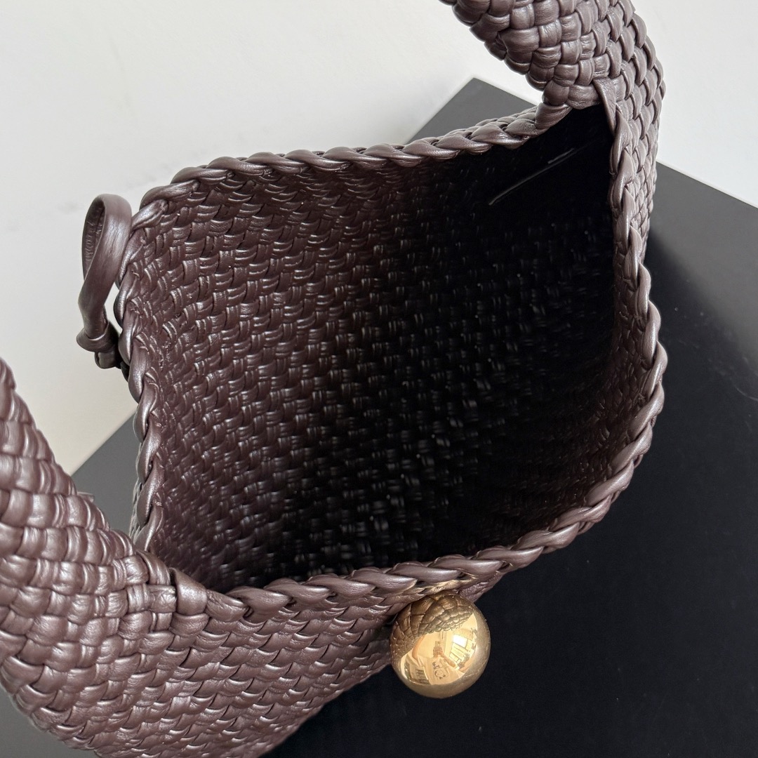 B.v Tosca Baci handbag The prestigious Tosca family has a new member! This time, the Tosca Baci handbag is made of hobo bag shape, with a single-handle design on the handle - Image 5