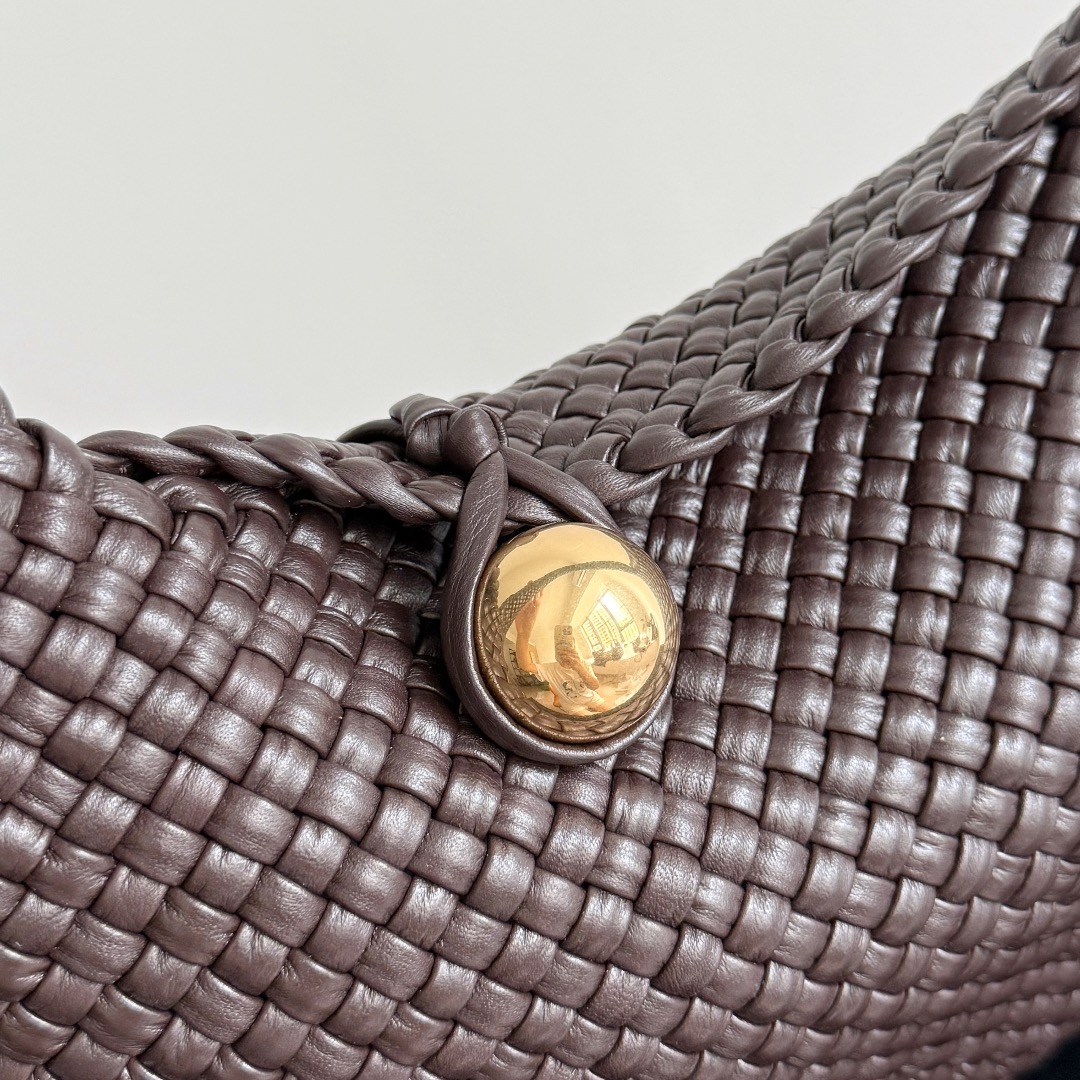 B.v Tosca Baci handbag The prestigious Tosca family has a new member! This time, the Tosca Baci handbag is made of hobo bag shape, with a single-handle design on the handle - Image 6