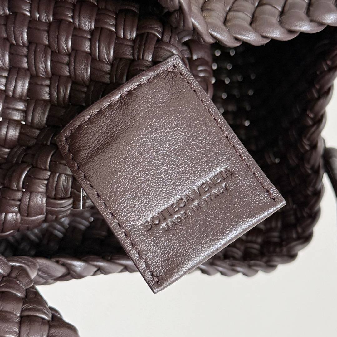 B.v Tosca Baci handbag The prestigious Tosca family has a new member! This time, the Tosca Baci handbag is made of hobo bag shape, with a single-handle design on the handle - Image 9