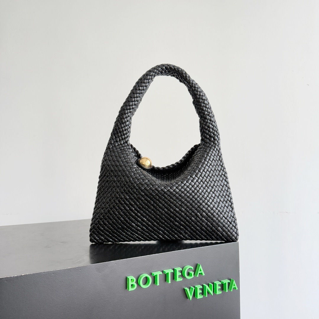 B.v Tosca Baci handbag The prestigious Tosca family has a new member! This time, the Tosca Baci handbag is made of hobo bag shape, with a single-handle design on the handle