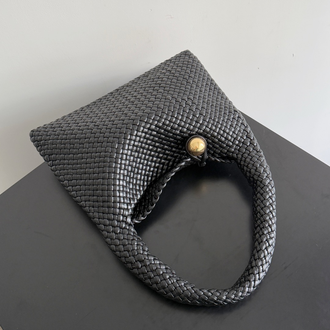 B.v Tosca Baci handbag The prestigious Tosca family has a new member! This time, the Tosca Baci handbag is made of hobo bag shape, with a single-handle design on the handle - Image 2