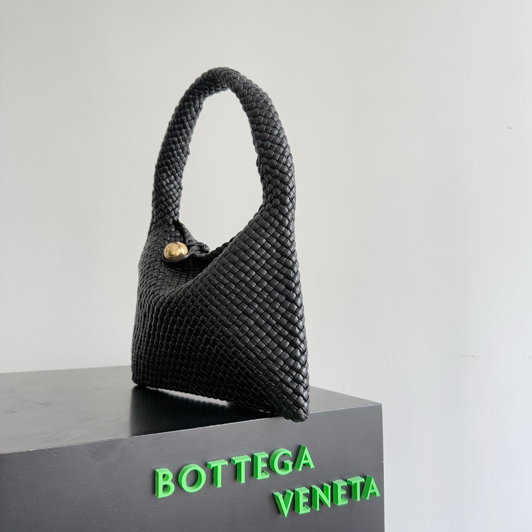 B.v Tosca Baci handbag The prestigious Tosca family has a new member! This time, the Tosca Baci handbag is made of hobo bag shape, with a single-handle design on the handle - Image 3