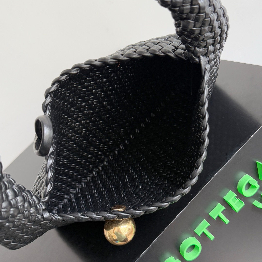 B.v Tosca Baci handbag The prestigious Tosca family has a new member! This time, the Tosca Baci handbag is made of hobo bag shape, with a single-handle design on the handle - Image 5