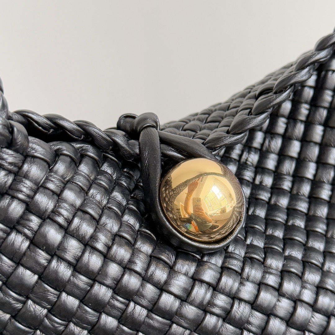 B.v Tosca Baci handbag The prestigious Tosca family has a new member! This time, the Tosca Baci handbag is made of hobo bag shape, with a single-handle design on the handle - Image 6