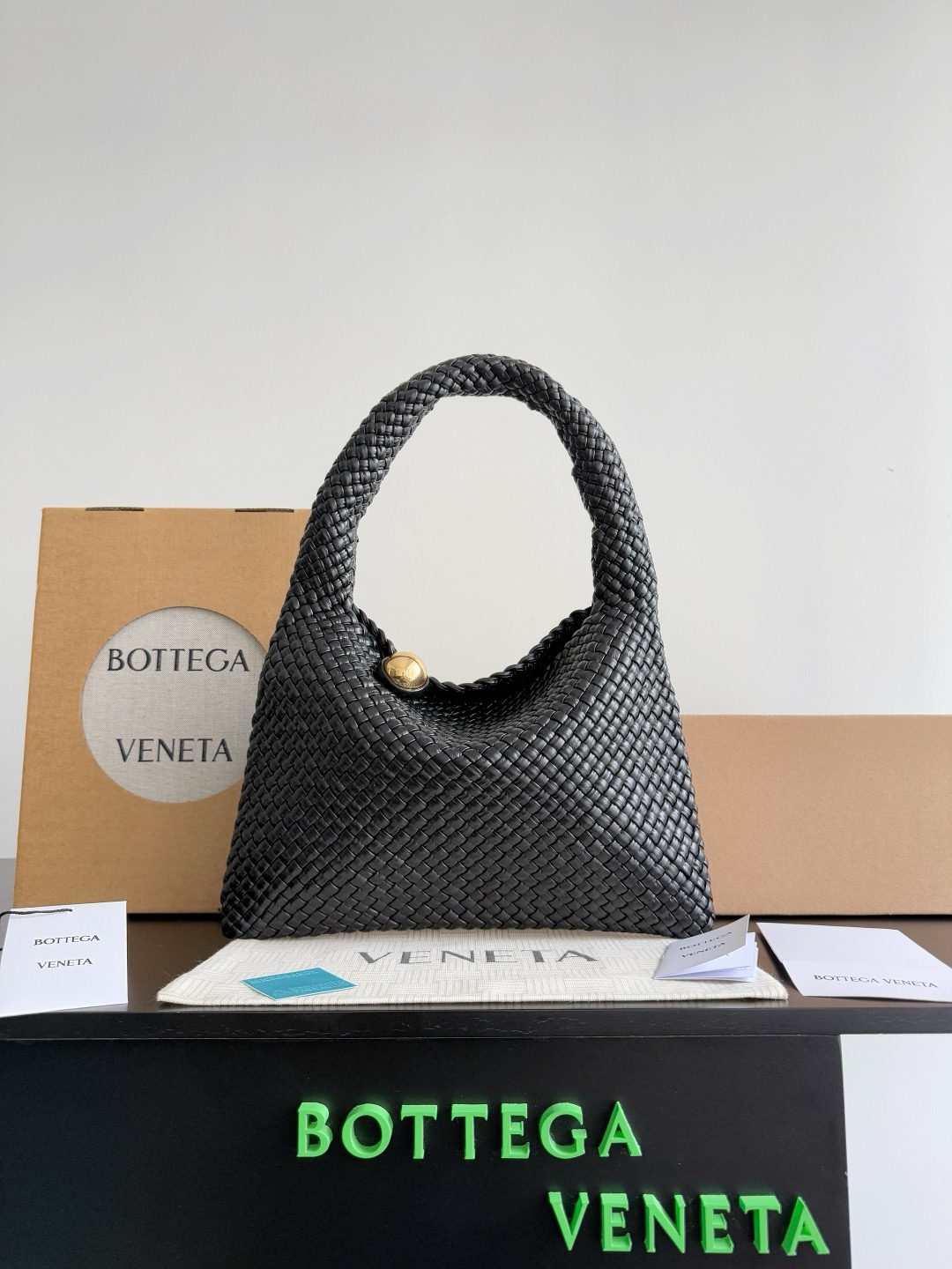 B.v Tosca Baci handbag The prestigious Tosca family has a new member! This time, the Tosca Baci handbag is made of hobo bag shape, with a single-handle design on the handle - Image 10