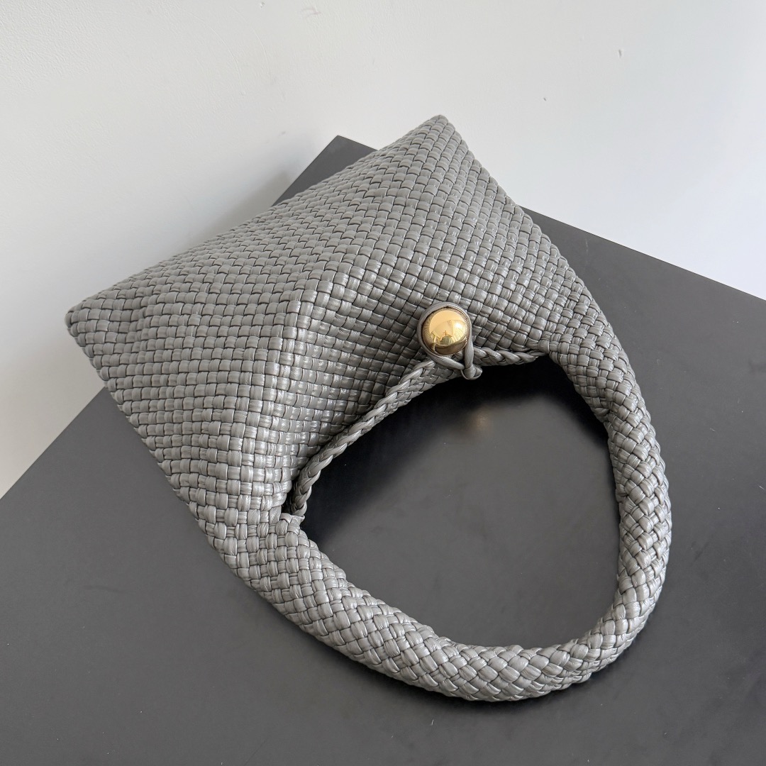 B.v Tosca Baci handbag The prestigious Tosca family has a new member! This time, the Tosca Baci handbag is made of hobo bag shape, with a single-handle design on the handle - Image 2