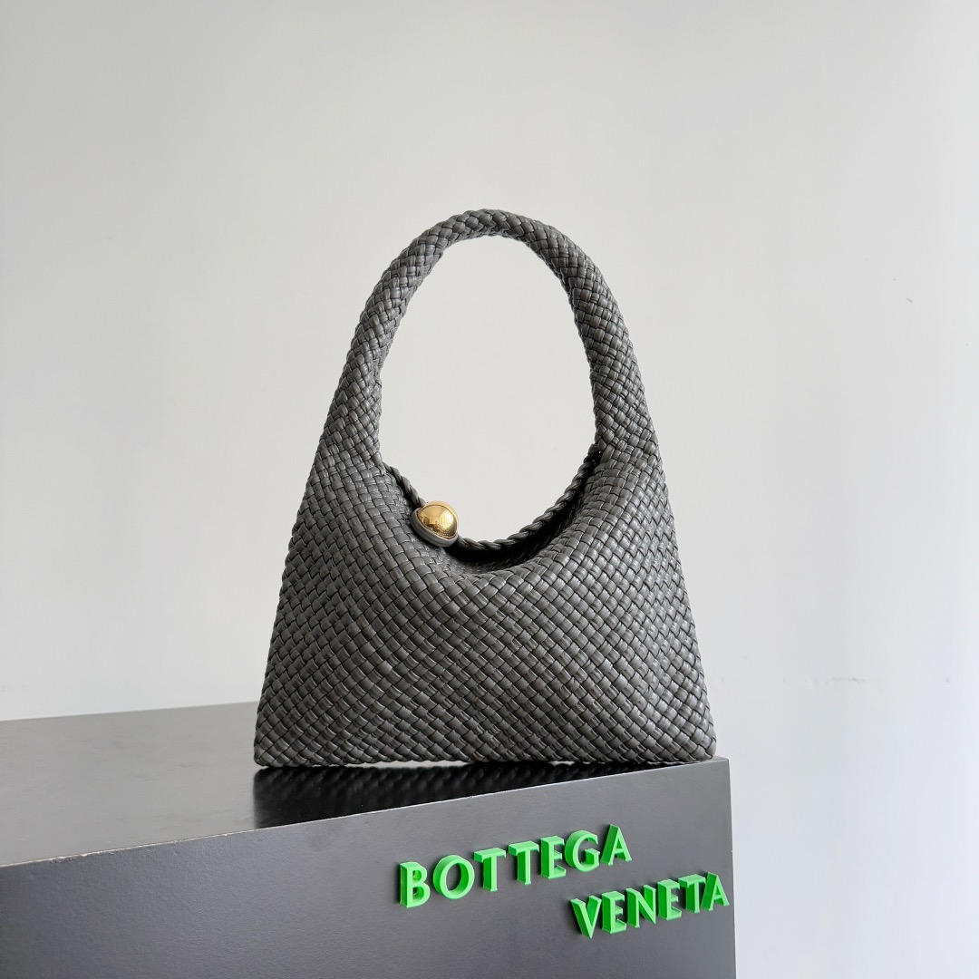 B.v Tosca Baci handbag The prestigious Tosca family has a new member! This time, the Tosca Baci handbag is made of hobo bag shape, with a single-handle design on the handle
