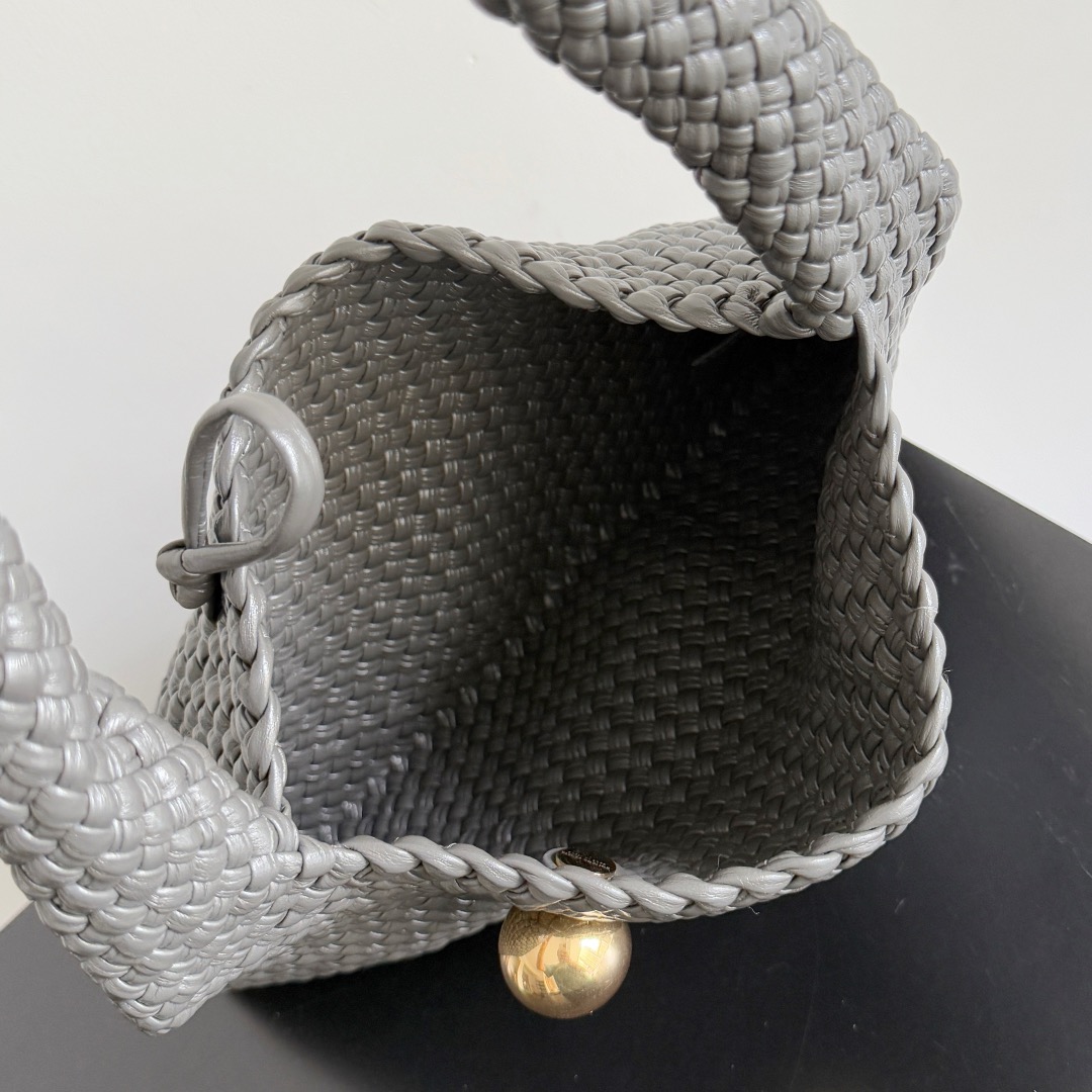 B.v Tosca Baci handbag The prestigious Tosca family has a new member! This time, the Tosca Baci handbag is made of hobo bag shape, with a single-handle design on the handle - Image 5