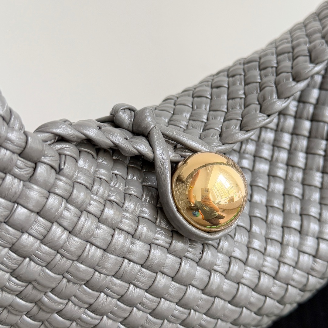 B.v Tosca Baci handbag The prestigious Tosca family has a new member! This time, the Tosca Baci handbag is made of hobo bag shape, with a single-handle design on the handle - Image 6