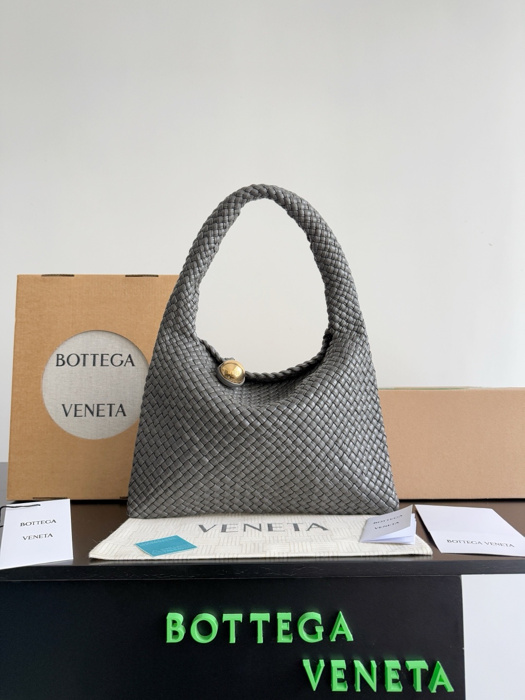 B.v Tosca Baci handbag The prestigious Tosca family has a new member! This time, the Tosca Baci handbag is made of hobo bag shape, with a single-handle design on the handle - Image 10