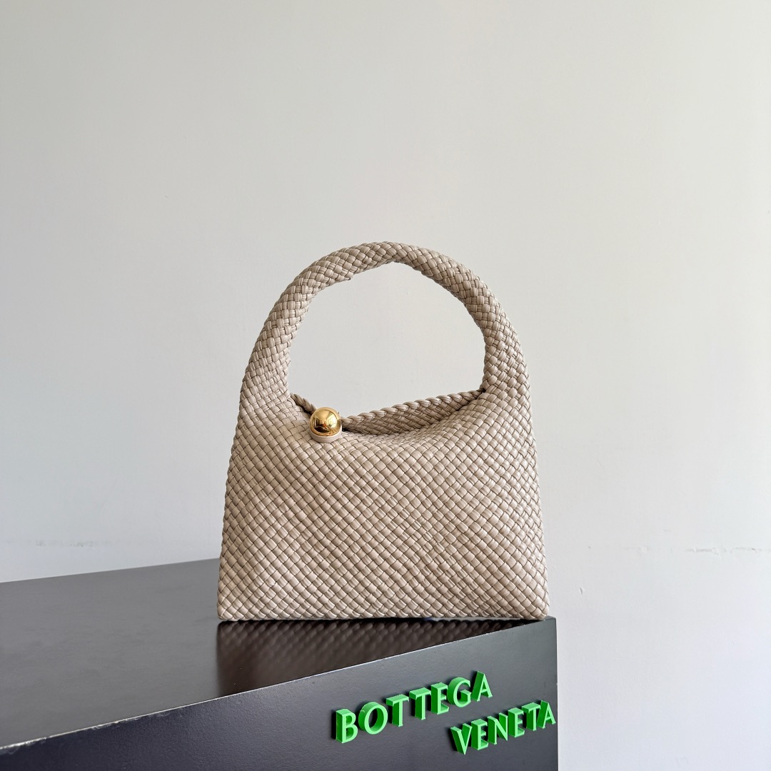 B.v Tosca Baci handbag The prestigious Tosca family has a new member! This time, the Tosca Baci handbag is made of hobo bag shape, with a single-handle design on the handle