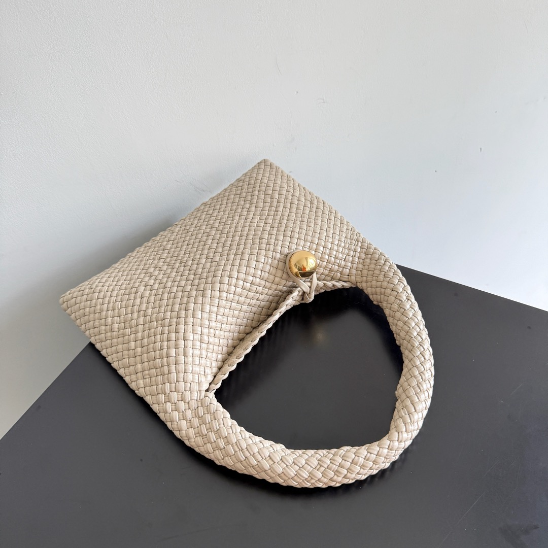 B.v Tosca Baci handbag The prestigious Tosca family has a new member! This time, the Tosca Baci handbag is made of hobo bag shape, with a single-handle design on the handle - Image 2