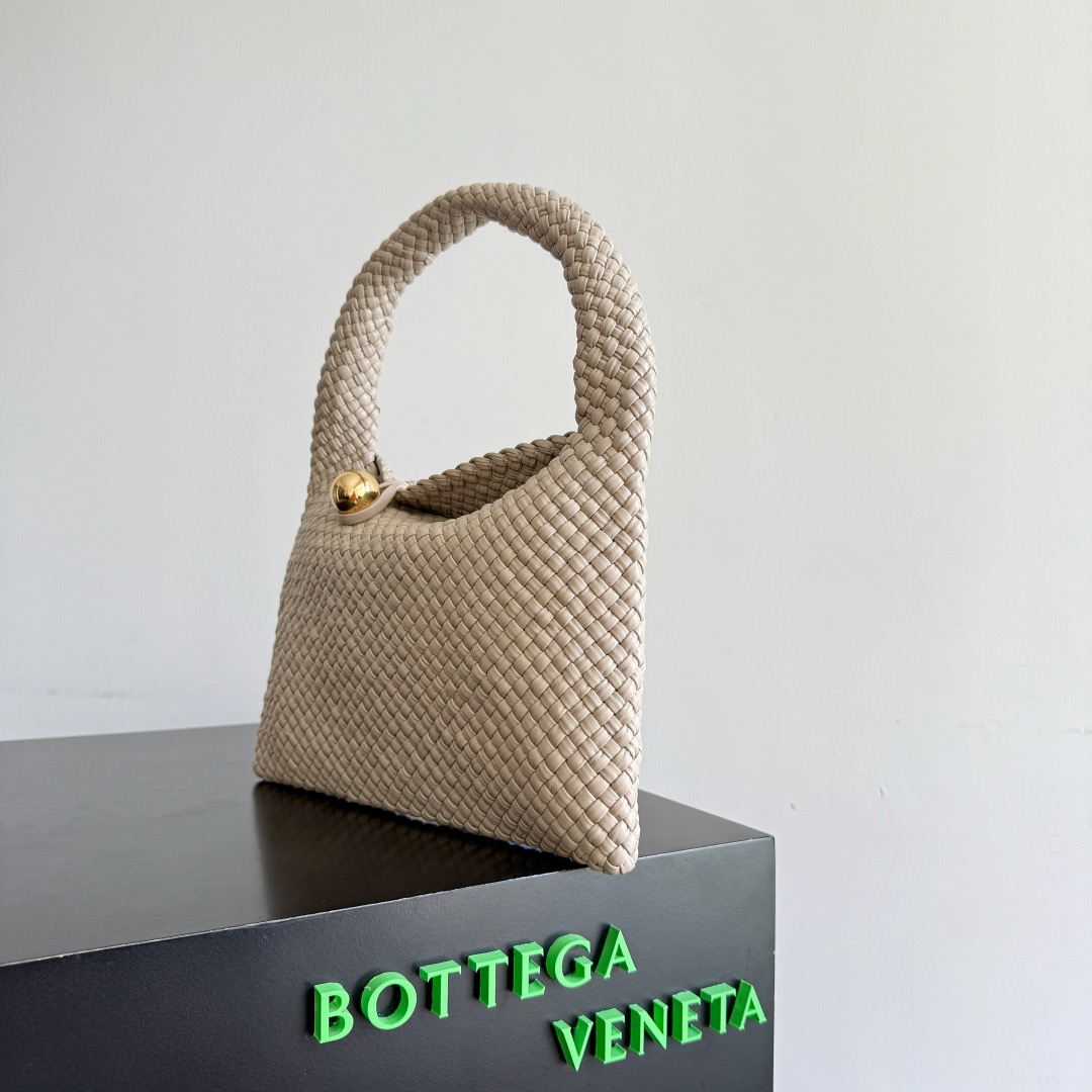 B.v Tosca Baci handbag The prestigious Tosca family has a new member! This time, the Tosca Baci handbag is made of hobo bag shape, with a single-handle design on the handle - Image 3