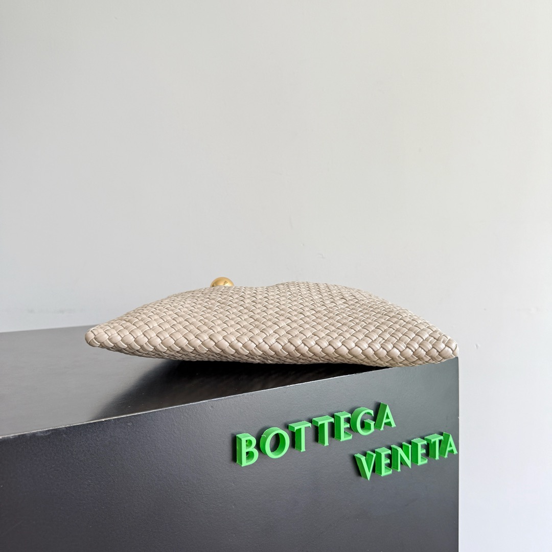 B.v Tosca Baci handbag The prestigious Tosca family has a new member! This time, the Tosca Baci handbag is made of hobo bag shape, with a single-handle design on the handle - Image 4