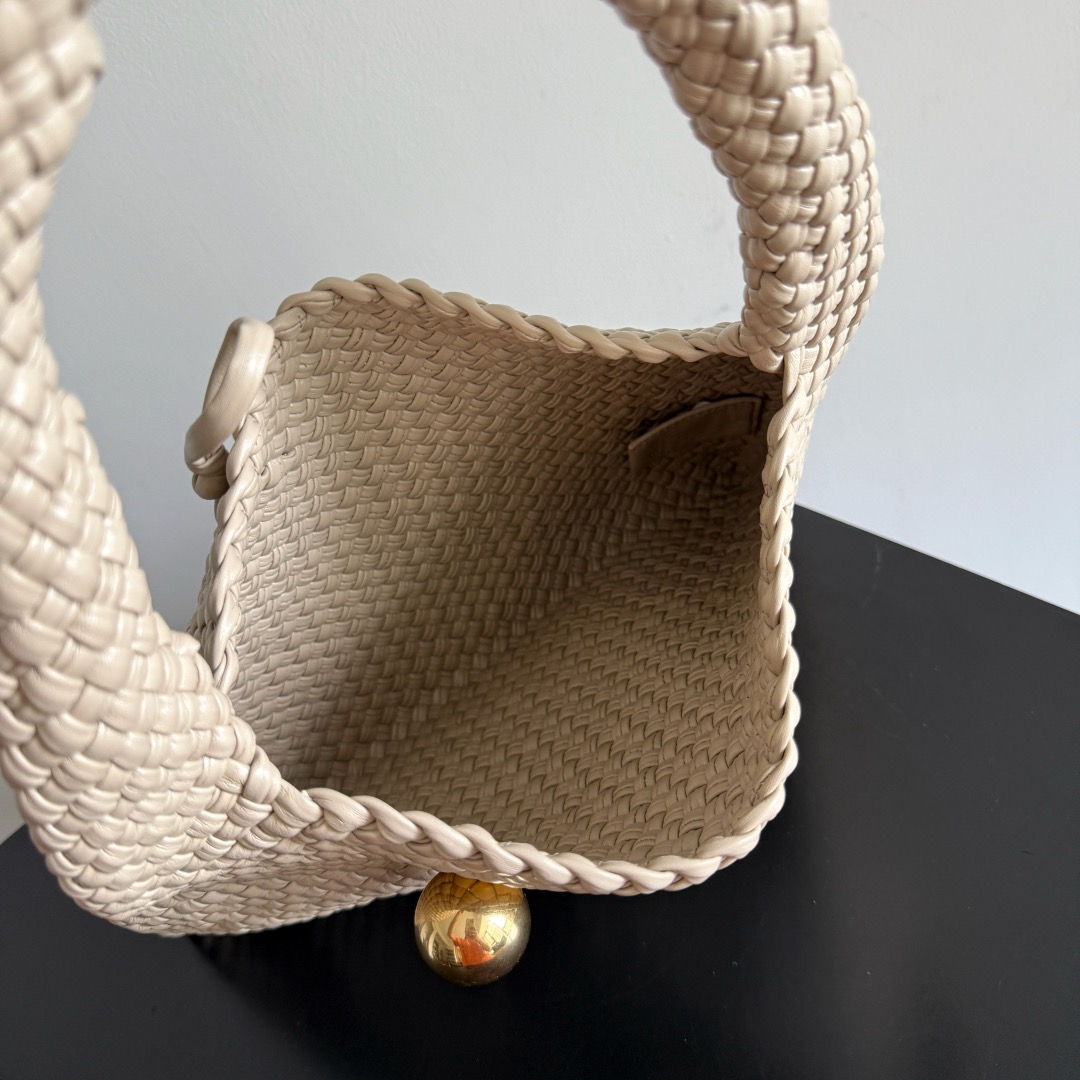 B.v Tosca Baci handbag The prestigious Tosca family has a new member! This time, the Tosca Baci handbag is made of hobo bag shape, with a single-handle design on the handle - Image 5