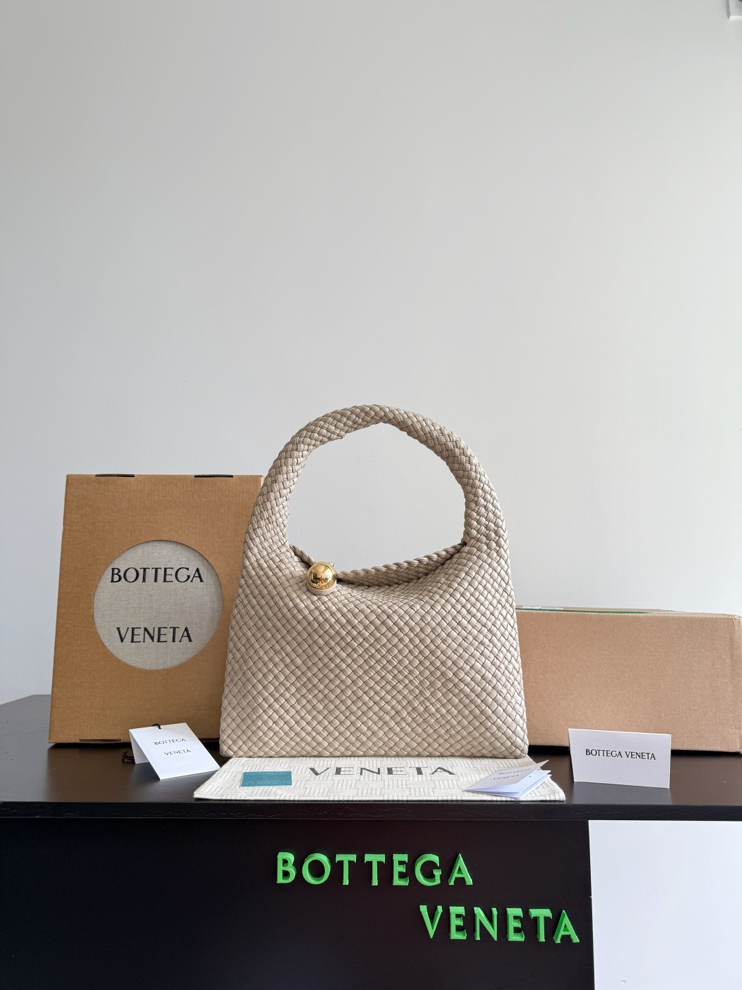 B.v Tosca Baci handbag The prestigious Tosca family has a new member! This time, the Tosca Baci handbag is made of hobo bag shape, with a single-handle design on the handle - Image 10