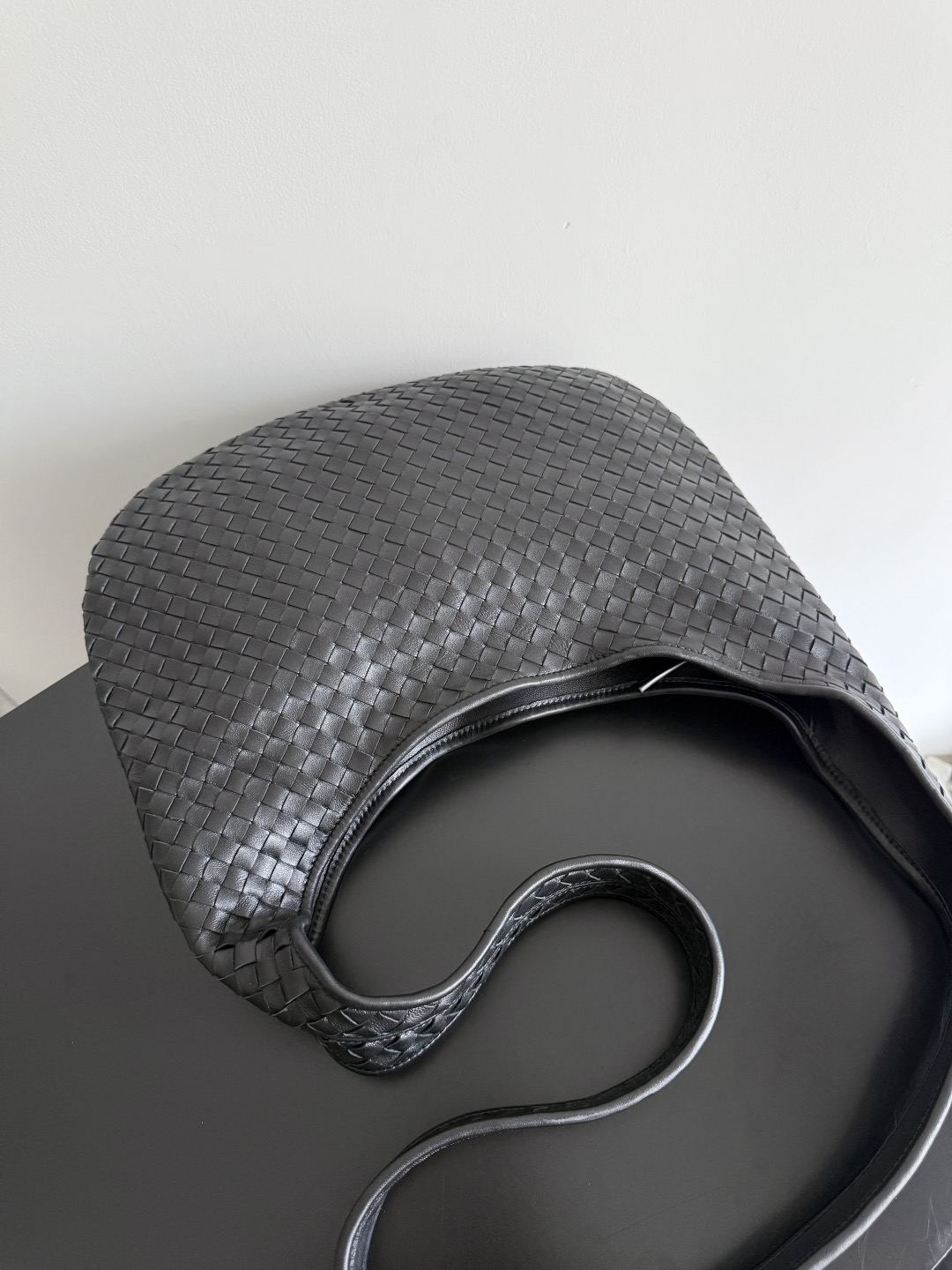 B.v 🆕Veneto crossbody bag medium size The new Veneto cross-body bag is named after the Veneto region where Venice is located - Image 2