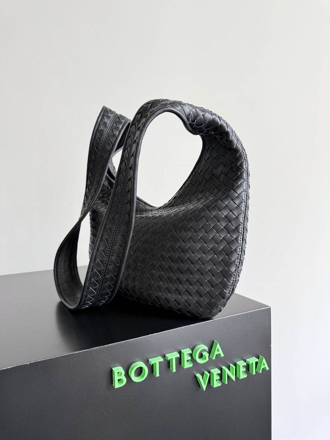 B.v 🆕Veneto crossbody bag medium size The new Veneto cross-body bag is named after the Veneto region where Venice is located - Image 3