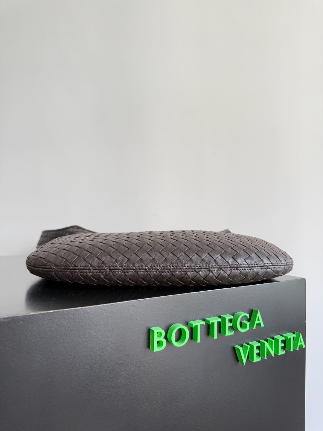 B.v 🆕Veneto crossbody bag medium size The new Veneto cross-body bag is named after the Veneto region where Venice is located - Image 4
