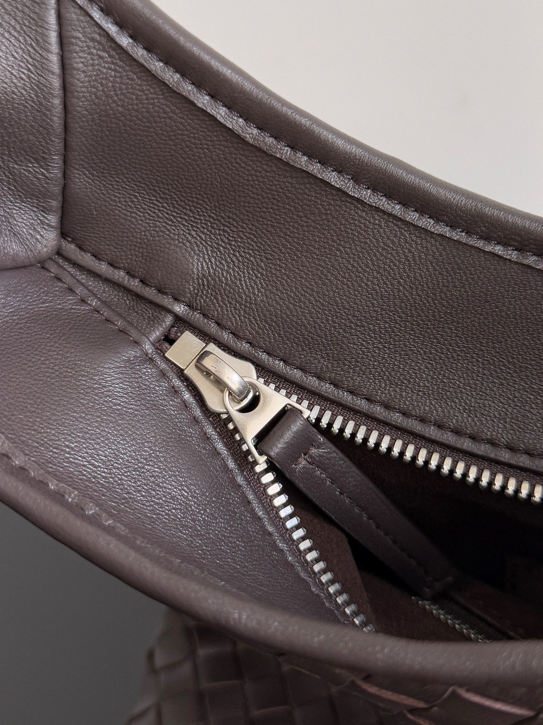 B.v 🆕Veneto crossbody bag medium size The new Veneto cross-body bag is named after the Veneto region where Venice is located - Image 7