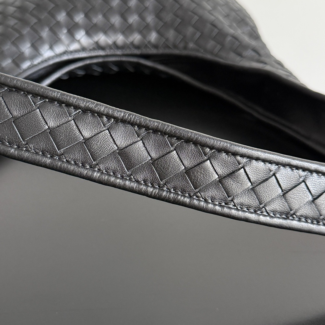 B.v 🆕Veneto crossbody bag small The new Veneto cross-body bag is named after the Veneto region where Venice is located - Image 6