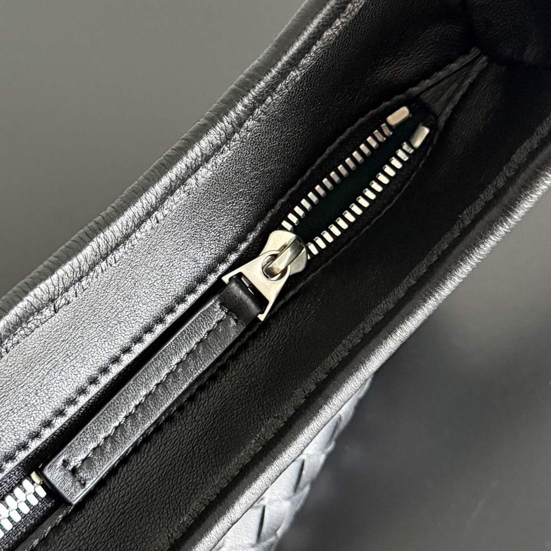 B.v 🆕Veneto crossbody bag small The new Veneto cross-body bag is named after the Veneto region where Venice is located - Image 7