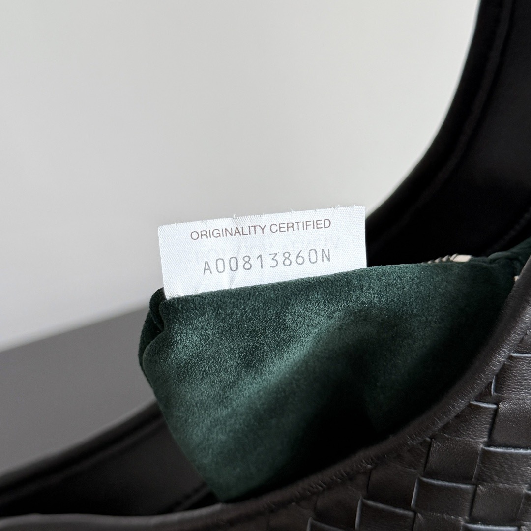 B.v 🆕Veneto crossbody bag small The new Veneto cross-body bag is named after the Veneto region where Venice is located - Image 8