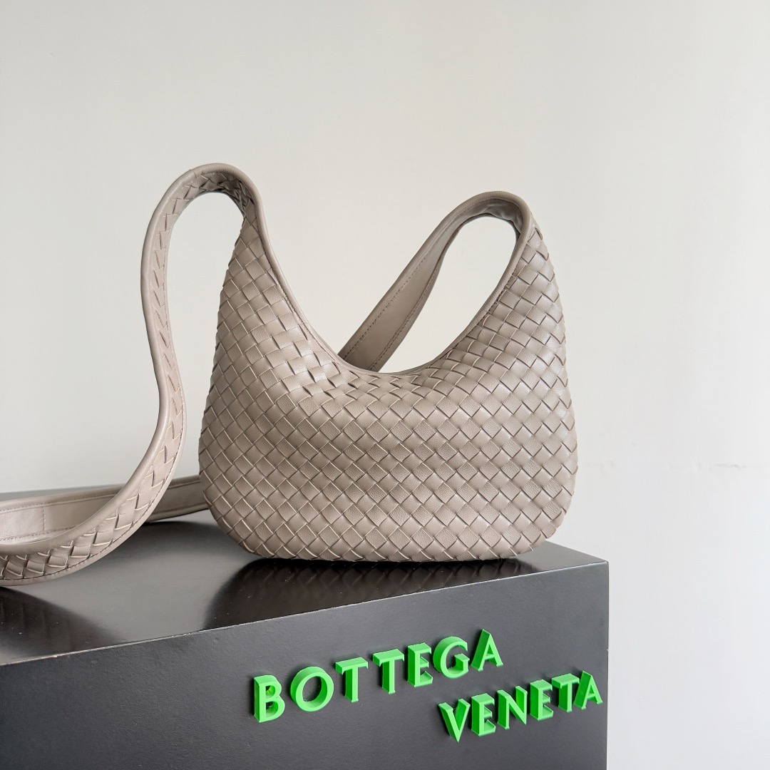 B.v 🆕Veneto crossbody bag small The new Veneto cross-body bag is named after the Veneto region where Venice is located